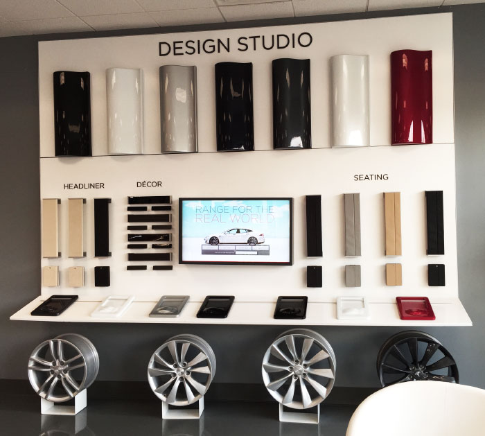 Les couleurs de la Tesla sont ultra-moches, je préfèrerais du rose à pois dorés et du vert pomme à rayures orange.