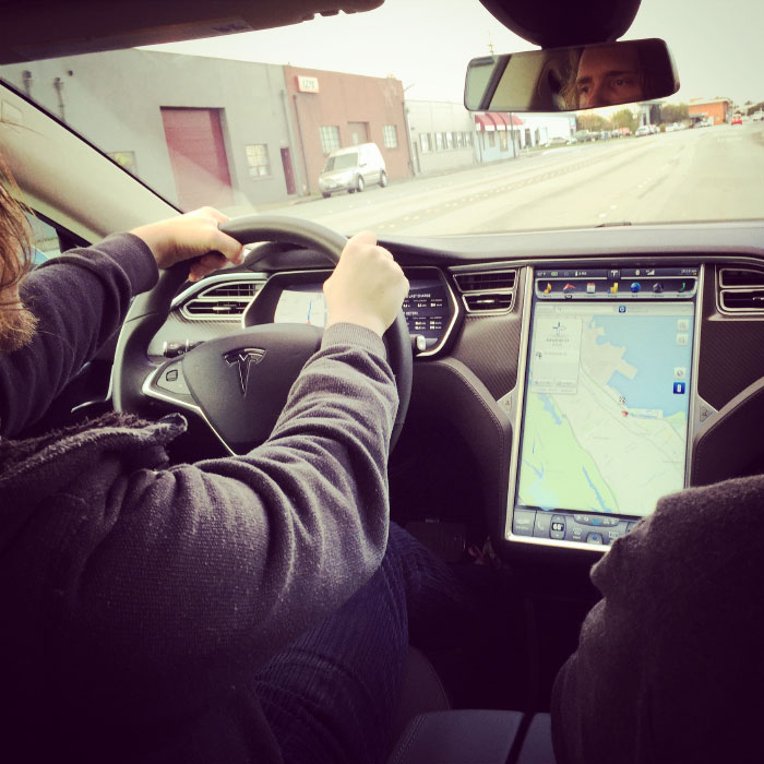 Cet homme dans le rétroviseur de la Tesla est d'une beauté brutale et rare.