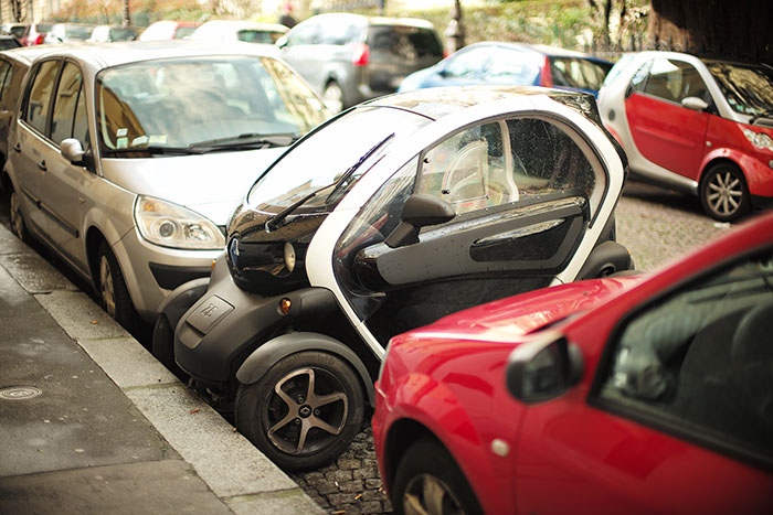 Une petite voiture bien pratique pour se garer.  - by Laurel Duermael 