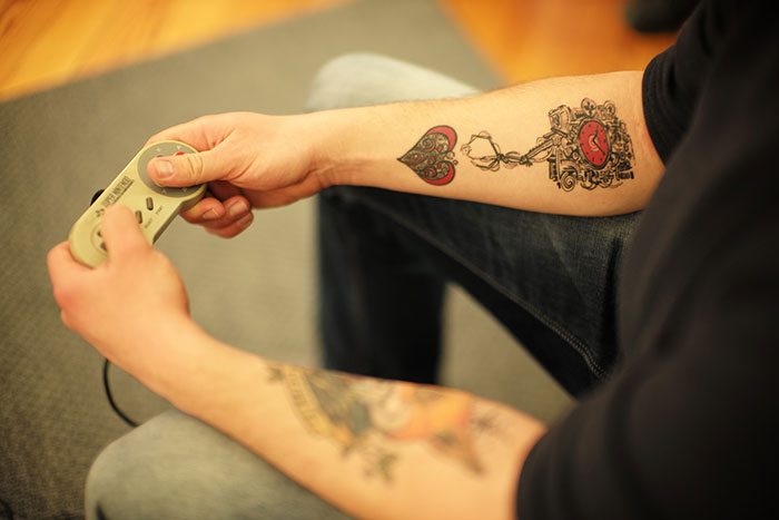 Un tatouage de coeur et une manette de Super NES  - by Laurel Duermael 