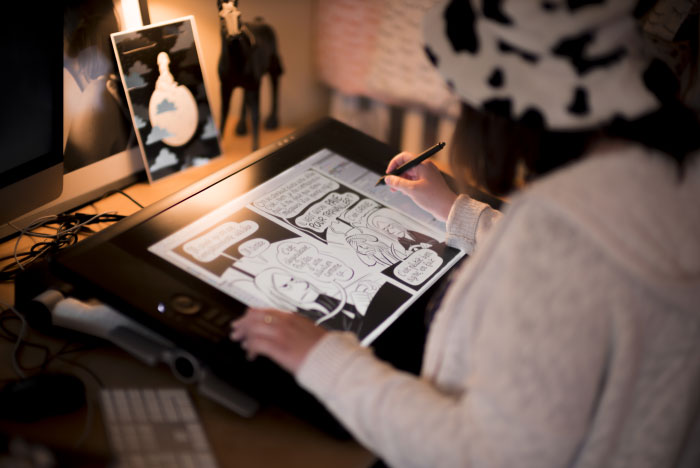 Je travaille à mon bureau, sur une tablette Wacom. Je suis passionnée de BD depuis toujours...