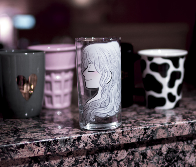 Un sticker sur un verre, avec un fond transparent. 