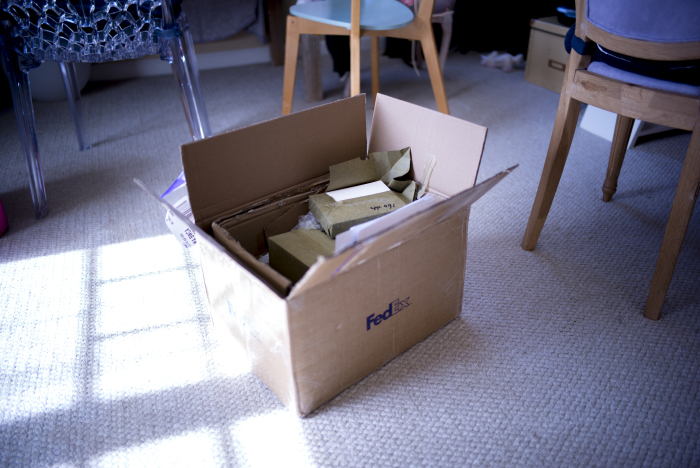 Le carton qui contient les feuilles commandées à l'imprimeur.